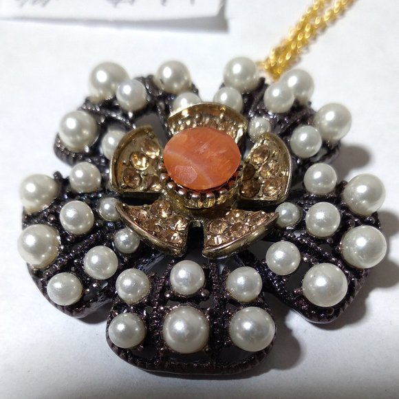 Natural Carnellian stone center simulated pearl flower pendant.. - Picture 2 of 3